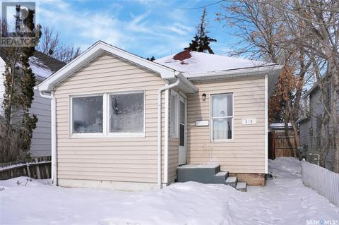 414 Fairford Street W, House detached with 2 bedrooms, 1 bathrooms and null parking in Moose Jaw SK | Card Image