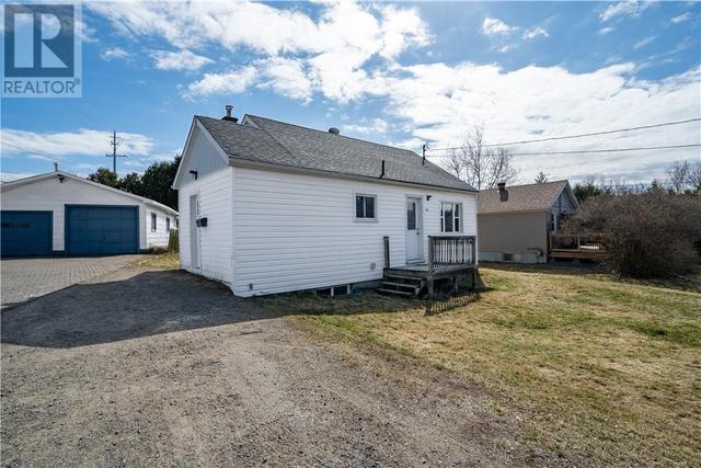 18 Moonlight Beach Road, House detached with 2 bedrooms, 1 bathrooms and null parking in Greater Sudbury ON | Image 3