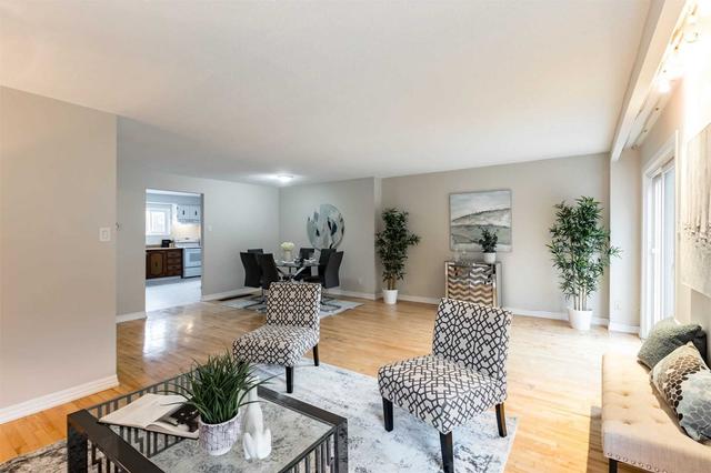 17 Thistle Down Blvd Blvd, Townhouse with 4 bedrooms, 3 bathrooms and 2 parking in Toronto ON | Image 2