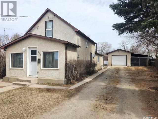 214 Government Road S, House detached with 2 bedrooms, 2 bathrooms and null parking in Weyburn SK | Image 30