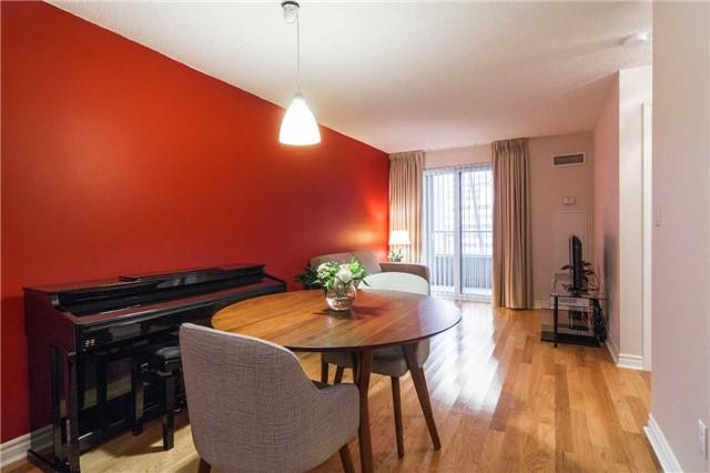 1002 - 270 Wellington St W, Condo with 1 bedrooms, 1 bathrooms and null parking in Toronto ON | Image 3
