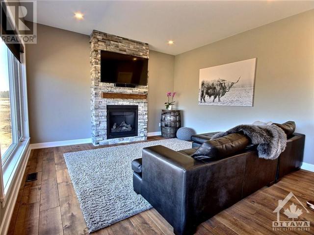 517 Barrage Street, House detached with 2 bedrooms, 1 bathrooms and 6 parking in Casselman ON | Image 3