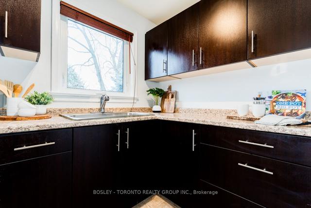 22 Lloyd Manor Rd, House detached with 3 bedrooms, 3 bathrooms and 4 parking in Toronto ON | Image 9