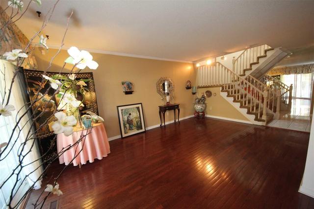 122 Larksmere Crt, House attached with 3 bedrooms, 3 bathrooms and 4 parking in Markham ON | Image 3