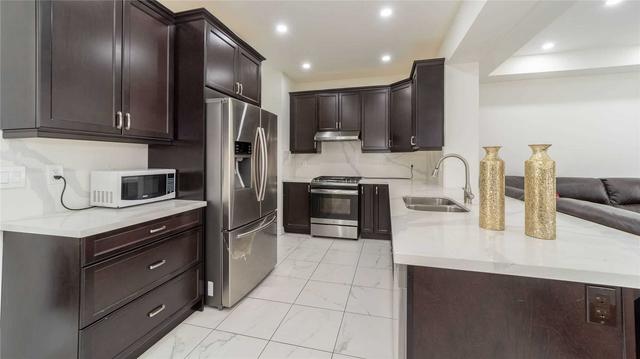 79 Mincing Tr, House detached with 4 bedrooms, 4 bathrooms and 6 parking in Brampton ON | Image 2