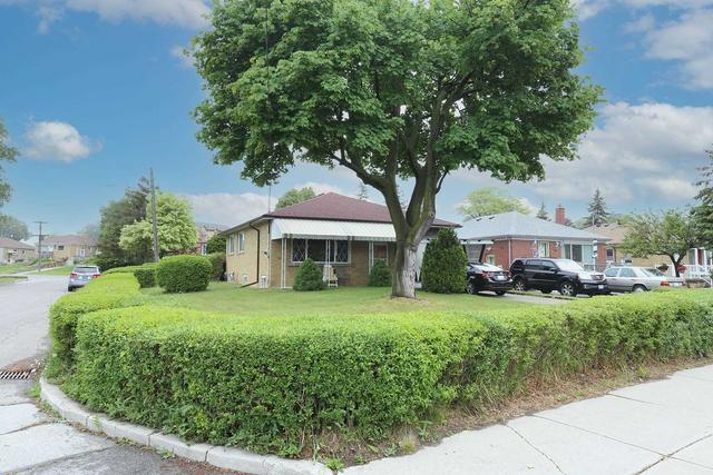 62 Seminole Ave, House detached with 3 bedrooms, 2 bathrooms and 3 parking in Toronto ON | Image 1