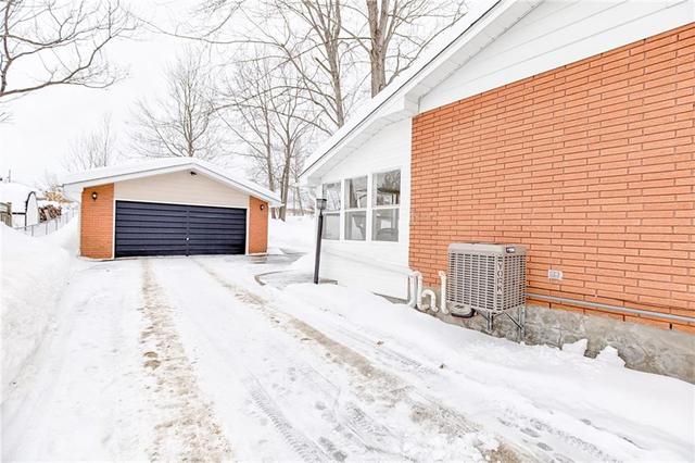 32 Park Drive, House detached with 4 bedrooms, 2 bathrooms and 5 parking in Petawawa ON | Image 2