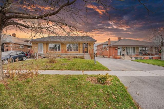 19 Featherwood Pl, House semidetached with 3 bedrooms, 2 bathrooms and 3 parking in Toronto ON | Image 1