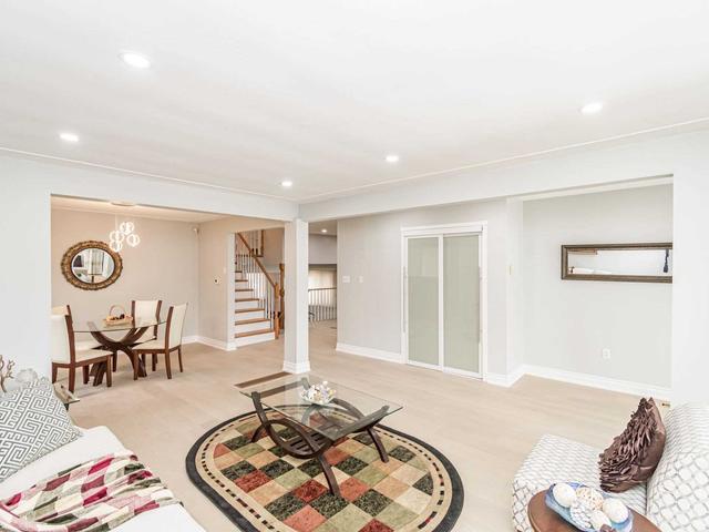 90 Napoli Dr, House detached with 4 bedrooms, 3 bathrooms and 5 parking in Hamilton ON | Image 3