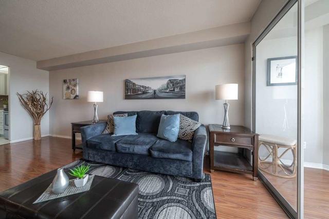 810 - 155 Hillcrest Ave, Condo with 2 bedrooms, 2 bathrooms and 1 parking in Mississauga ON | Image 4