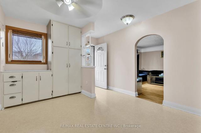 112 Kehl St, House detached with 2 bedrooms, 1 bathrooms and 7 parking in Kitchener ON | Image 2
