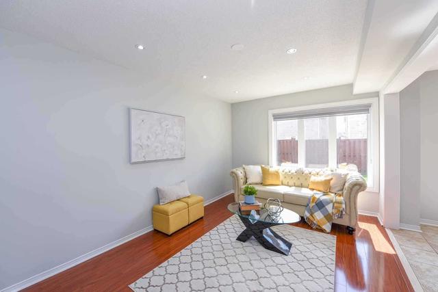 31 Lennon Tr, House detached with 4 bedrooms, 5 bathrooms and 5 parking in Brampton ON | Image 2