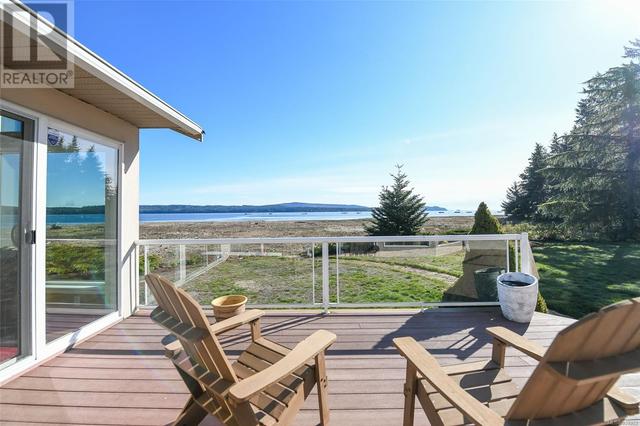 501 Arbutus Bay Rd, House detached with 3 bedrooms, 3 bathrooms and 10 parking in Comox Valley A BC | Image 3