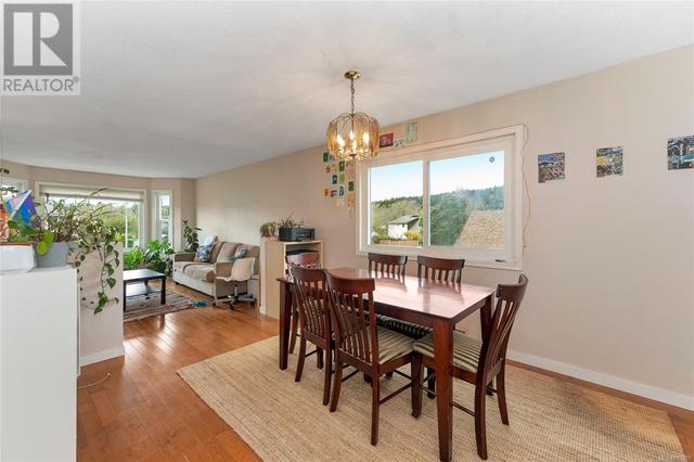 1560 Prairie St, House detached with 7 bedrooms, 3 bathrooms and 3 parking in Saanich BC | Image 7