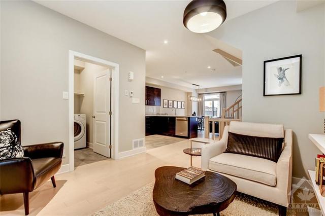 184 Overberg Way, Townhouse with 4 bedrooms, 4 bathrooms and 2 parking in Ottawa ON | Image 4