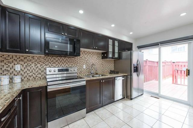 27 Ridgefield Crt, House semidetached with 3 bedrooms, 4 bathrooms and 5 parking in Brampton ON | Image 2
