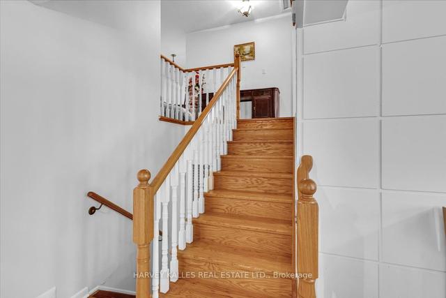 20 Hearthstone Cres, House detached with 4 bedrooms, 3 bathrooms and 10 parking in Toronto ON | Image 3