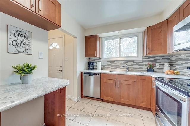 629 Francis Rd, Townhouse with 3 bedrooms, 2 bathrooms and 1 parking in Burlington ON | Image 2