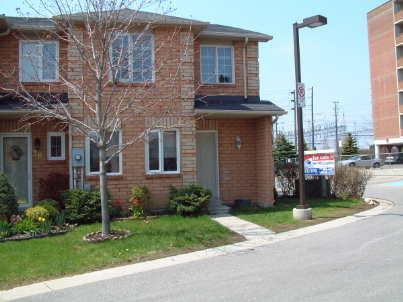811 Wilson Rd N, Townhouse with 3 bedrooms, 2 bathrooms and 2 parking in Oshawa ON | Image 1