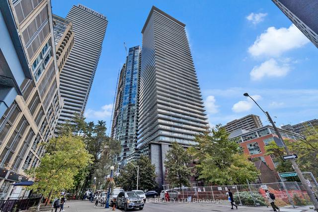 3106 - 33 Charles St E, Condo with 3 bedrooms, 2 bathrooms and 1 parking in Toronto ON | Image 1