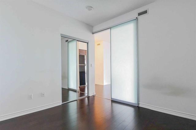 5704 - 386 Yonge St, Condo with 2 bedrooms, 2 bathrooms and 1 parking in Toronto ON | Image 13