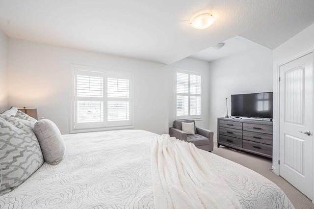 34 Arlington Cres, Townhouse with 3 bedrooms, 3 bathrooms and 2 parking in Guelph ON | Image 2