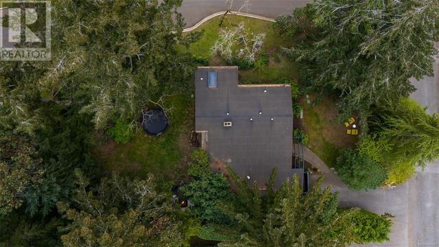 2640 Macdonald Dr E, House detached with 4 bedrooms, 3 bathrooms and 2 parking in Saanich BC | Image 36