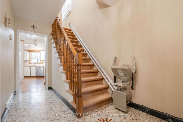 1516 Lawrence Ave W, House semidetached with 3 bedrooms, 2 bathrooms and 7 parking in Toronto ON | Image 11