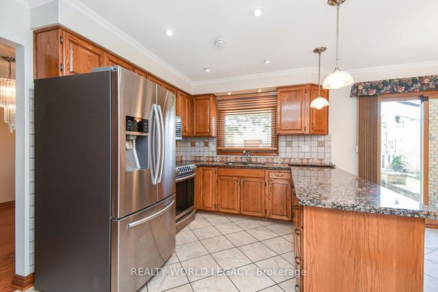 22 Glen Park Crt, House detached with 3 bedrooms, 4 bathrooms and 2 parking in Hamilton ON | Image 2