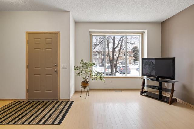 52 Shawbrooke Court Sw, Home with 3 bedrooms, 1 bathrooms and 2 parking in Calgary AB | Image 9