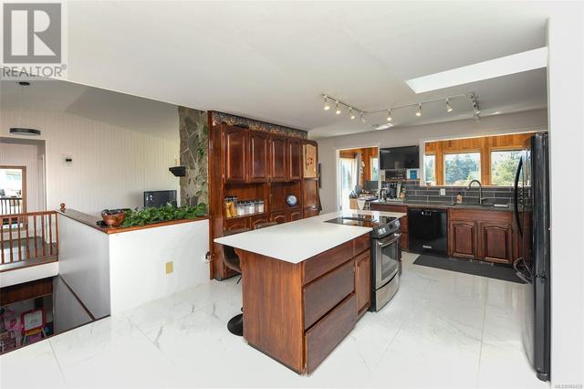 1899 10th St E, House detached with 4 bedrooms, 3 bathrooms and 6 parking in Courtenay BC | Image 6