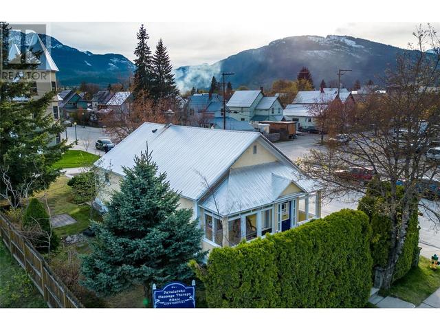 301 First Street E, House detached with 2 bedrooms, 1 bathrooms and 2 parking in Revelstoke BC | Image 7