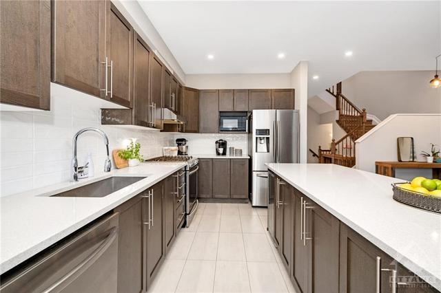 18 Gardenpost Terrace, Townhouse with 3 bedrooms, 3 bathrooms and 3 parking in Ottawa ON | Image 12