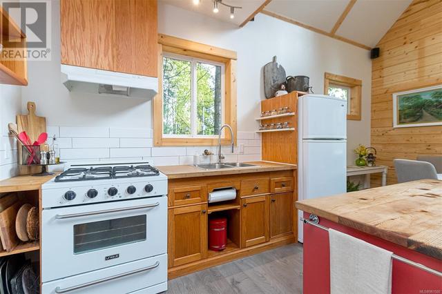 4141 Trans Canada Hwy, House detached with 2 bedrooms, 2 bathrooms and 4 parking in Juan de Fuca BC | Image 6