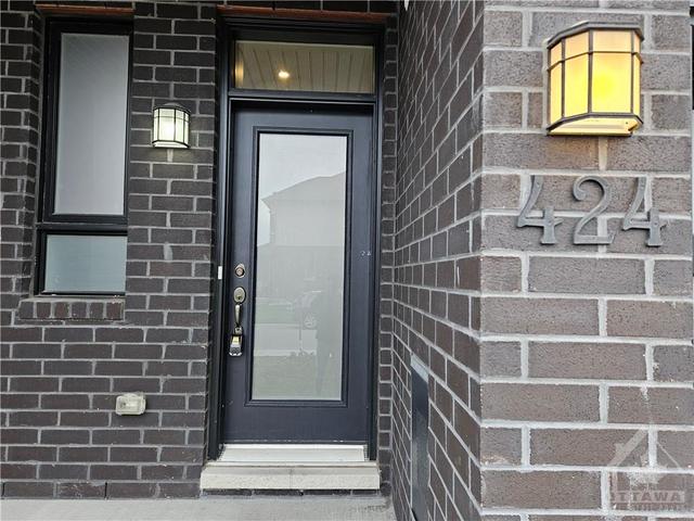 424 Markdale Terrace, Townhouse with 3 bedrooms, 3 bathrooms and 3 parking in Ottawa ON | Image 2