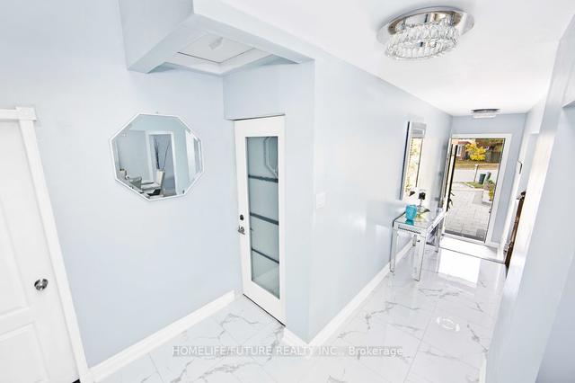 15 Dunsdale Sq, House detached with 4 bedrooms, 3 bathrooms and 7 parking in Toronto ON | Image 2
