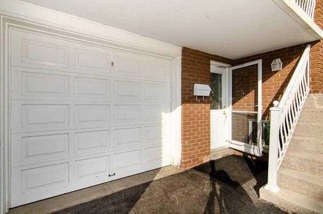 4085 Clevedon Dr, House semidetached with 3 bedrooms, 2 bathrooms and 3 parking in Mississauga ON | Image 2