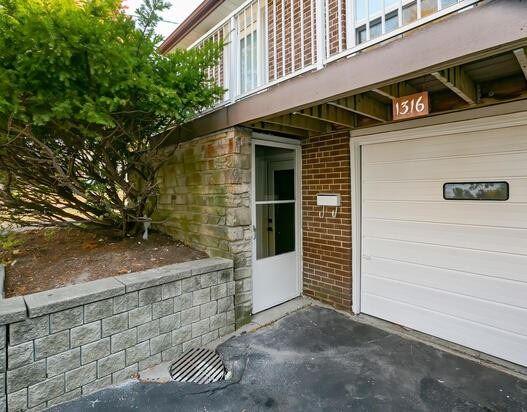 1316 Erinmore Dr, House semidetached with 3 bedrooms, 3 bathrooms and 4 parking in Mississauga ON | Image 23