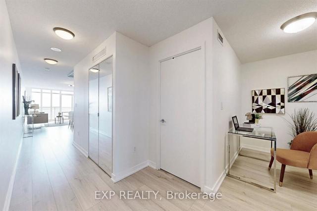 2807 - 21 Iceboat Terr, Condo with 1 bedrooms, 1 bathrooms and 1 parking in Toronto ON | Image 4