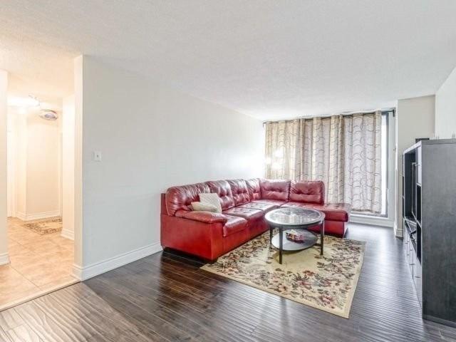 1004 - 17 Knightsbridge Rd, Condo with 2 bedrooms, 1 bathrooms and 1 parking in Brampton ON | Image 2