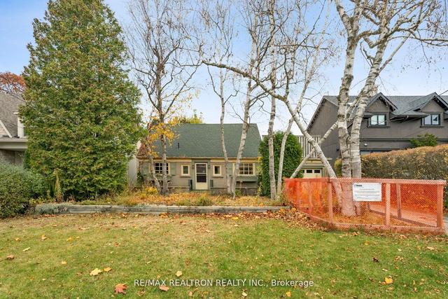 21 Fenwood Hts, House detached with 3 bedrooms, 3 bathrooms and 4 parking in Toronto ON | Image 2