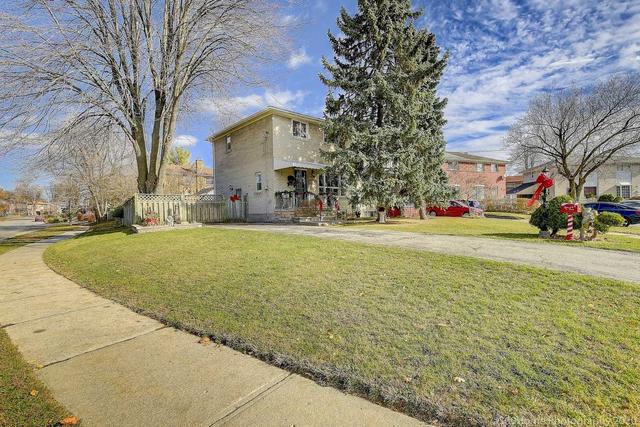 2 Ares Crt, House semidetached with 3 bedrooms, 2 bathrooms and 3 parking in Toronto ON | Image 1