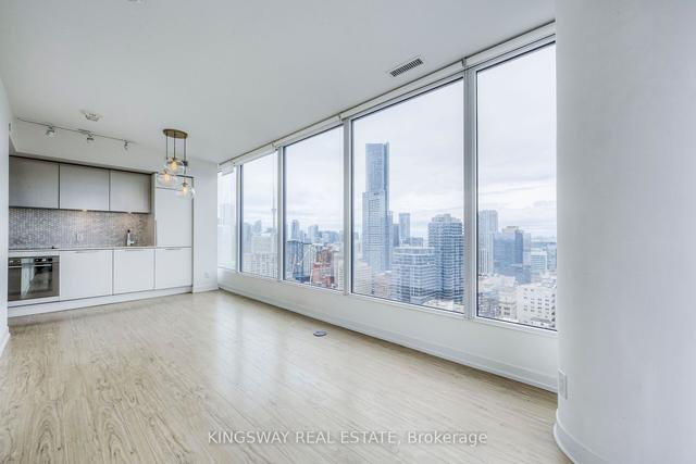 4206 - 85 Wood St, Condo with 2 bedrooms, 1 bathrooms and 0 parking in Toronto ON | Image 2