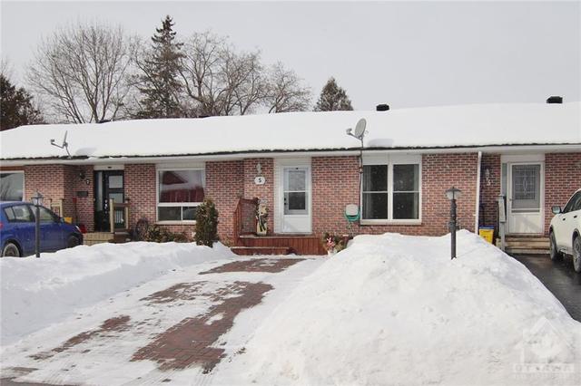 5 Wright Street, Townhouse with 2 bedrooms, 2 bathrooms and 2 parking in Carleton Place ON | Image 1