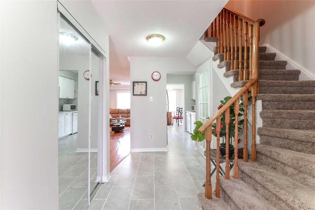 11 Thorntree Cres, House attached with 3 bedrooms, 4 bathrooms and 2 parking in Brampton ON | Image 3