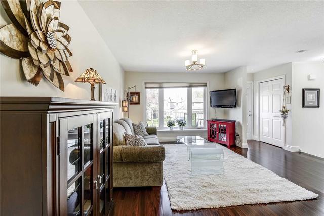 2368 Cotswold Cres, House detached with 3 bedrooms, 2 bathrooms and 4 parking in Burlington ON | Image 2
