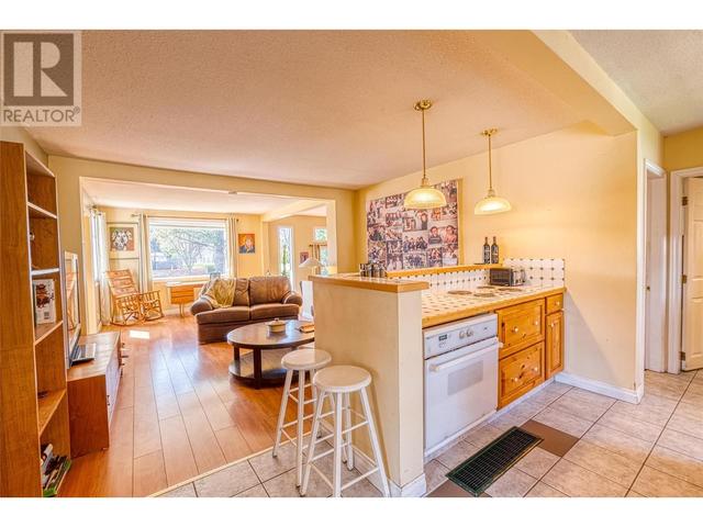 1967 Abbott Street, House detached with 2 bedrooms, 1 bathrooms and 1 parking in Kelowna BC | Image 5