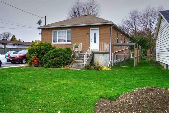 1152 Montreal Street, House detached with 5 bedrooms, 2 bathrooms and 4 parking in Kingston ON | Image 3