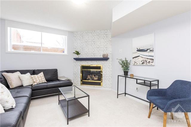 1092 Candlewood Street, Townhouse with 3 bedrooms, 3 bathrooms and 3 parking in Ottawa ON | Image 19