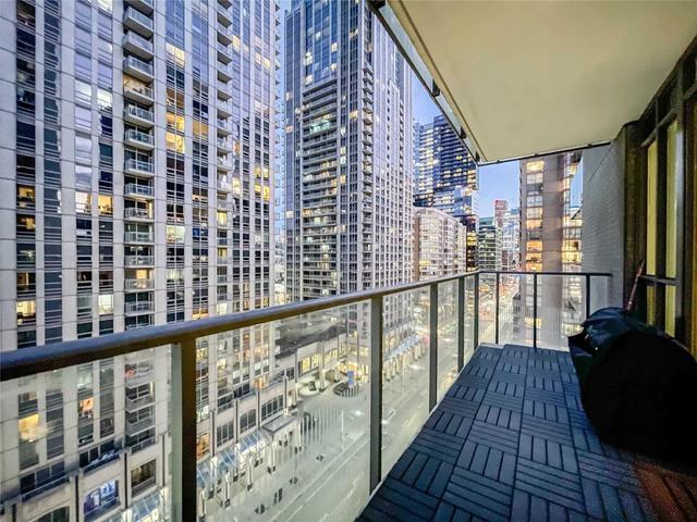 1005 - 770 Bay St, Condo with 1 bedrooms, 1 bathrooms and 1 parking in Toronto ON | Image 4